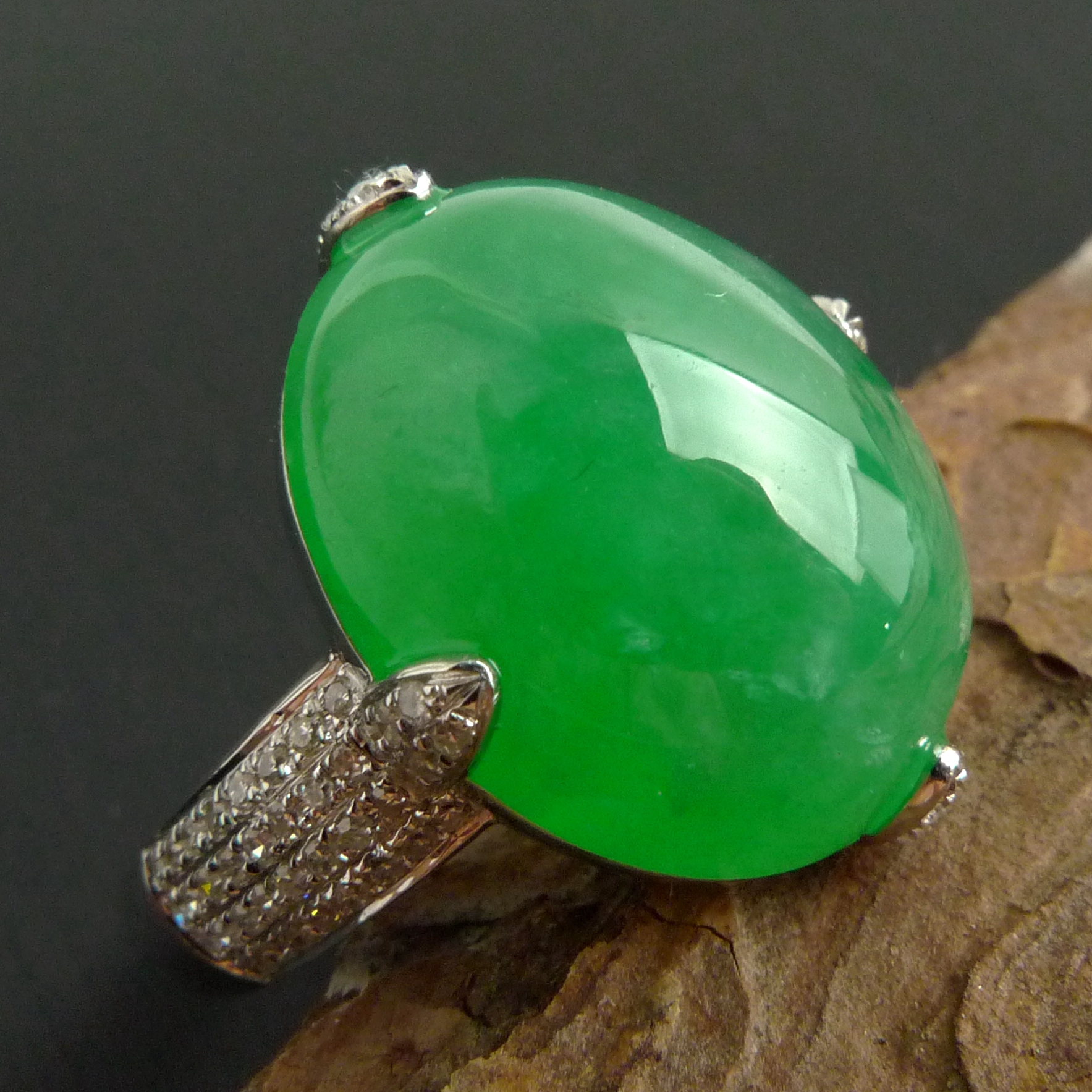 18k金伴钻镶冰种正阳绿缅甸a货翡翠大蛋面戒指 8.03g