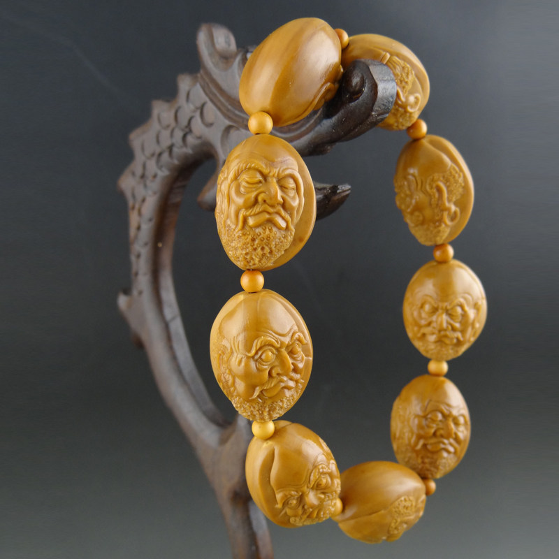 8*2.2 核雕师赵晗《达摩》