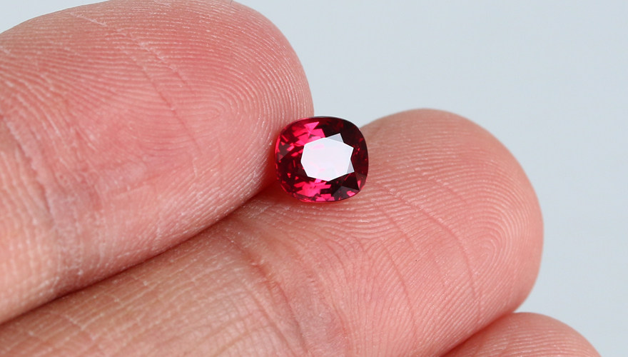 1.07ct 顶级莫桑比克无烧鸽血红红宝石裸石 玻璃体 满火彩 grs