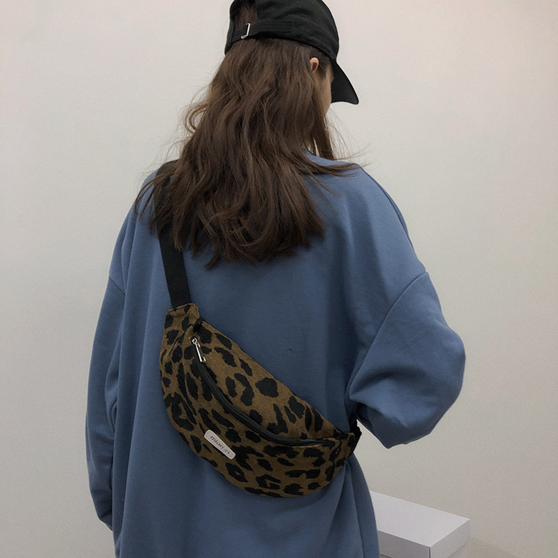 ins秋冬时尚胸包女2021新款潮流灯芯绒斜跨腰包百搭斑马纹斜挎包