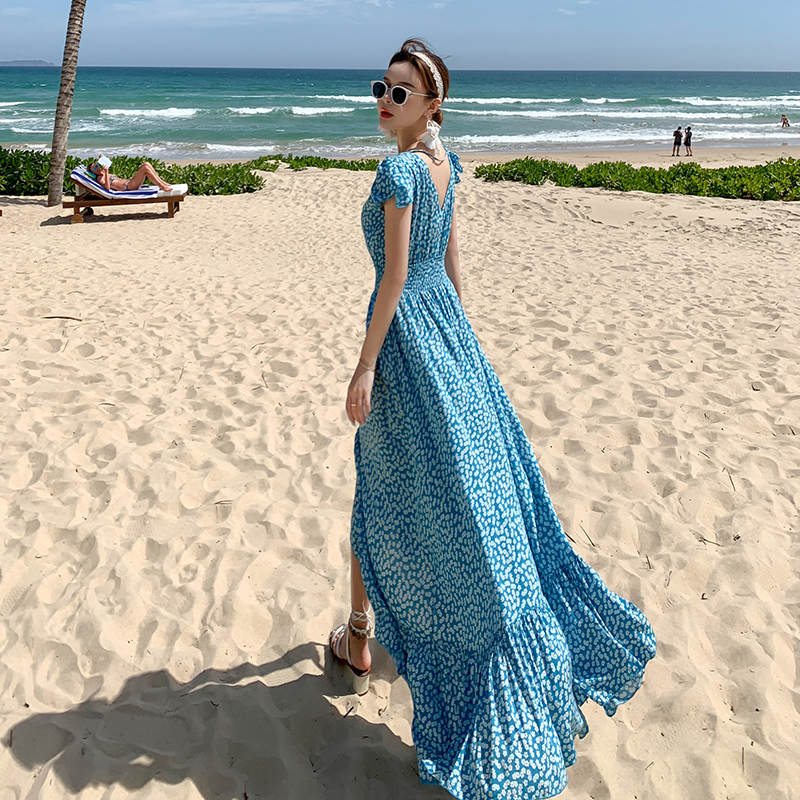 巴厘岛沙滩裙女海边度假2024新款超仙显瘦泰国三亚露背性感连衣裙