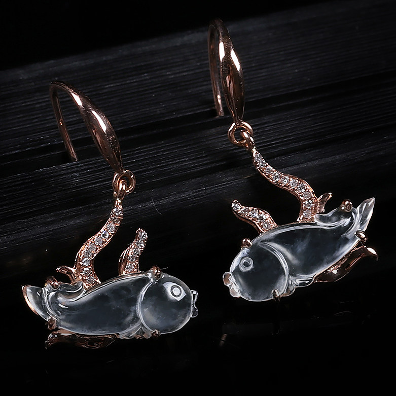 18k金钻石镶嵌冰种翡翠小鱼耳坠 2.44g