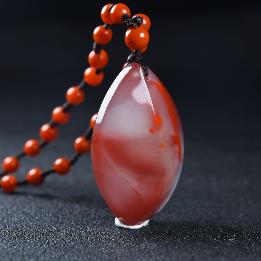 48g 冰飘红南红玛瑙随形挂件