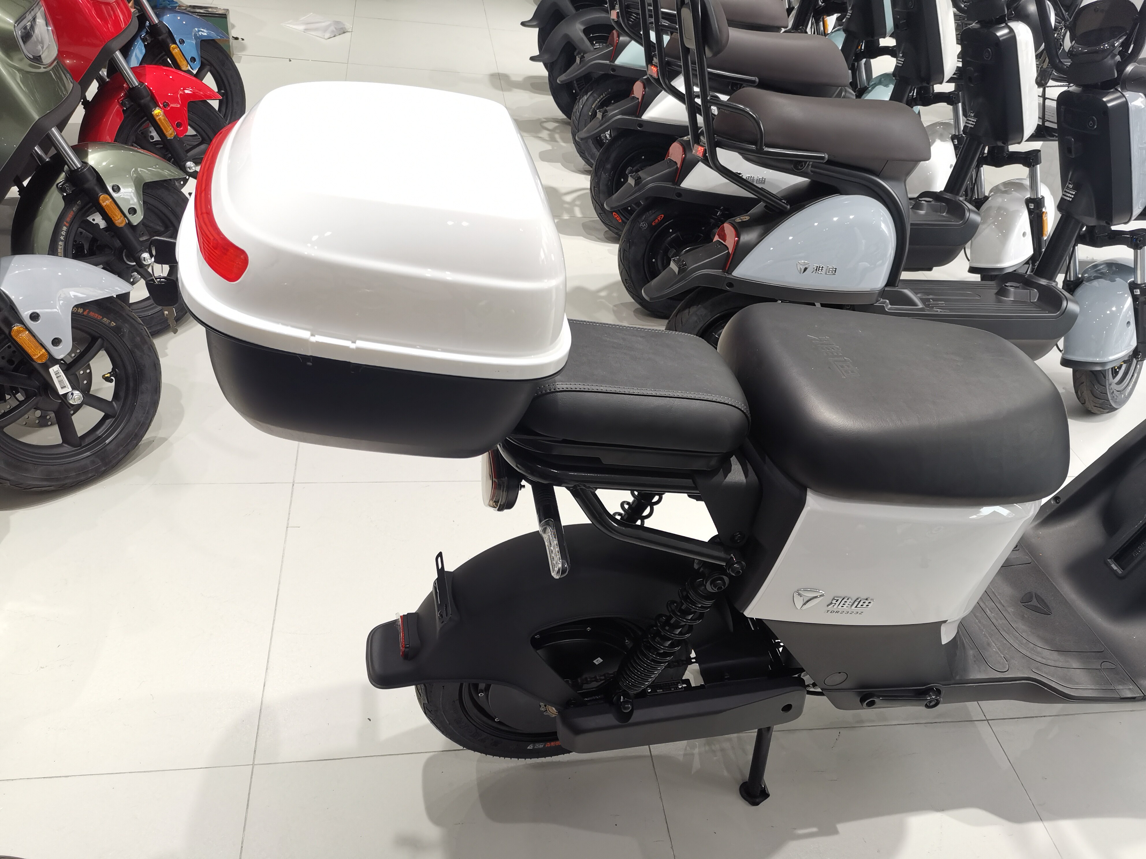 雅迪电动车de3尾箱架子载物架外卖电瓶车尾架支架