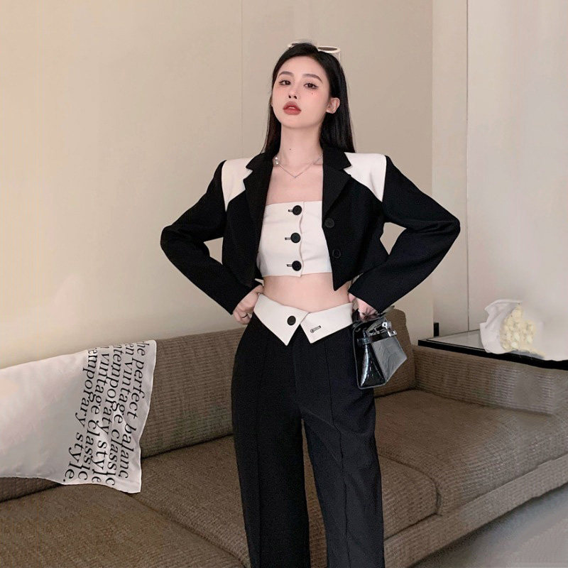 高级感早春穿搭酷盐系时尚套装女设计感小众春ins西装抹胸长裤