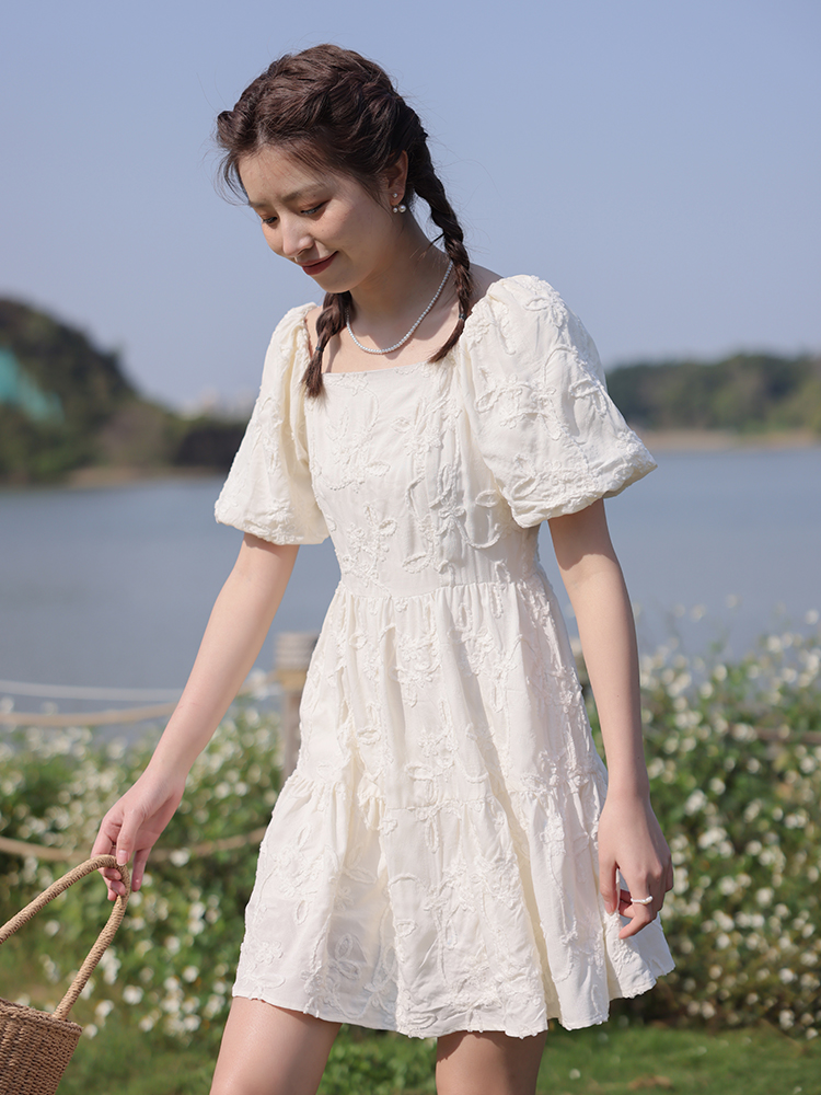 猫娘志小个子连衣裙女2024夏季新款设计感小众方领泡泡袖白色短裙