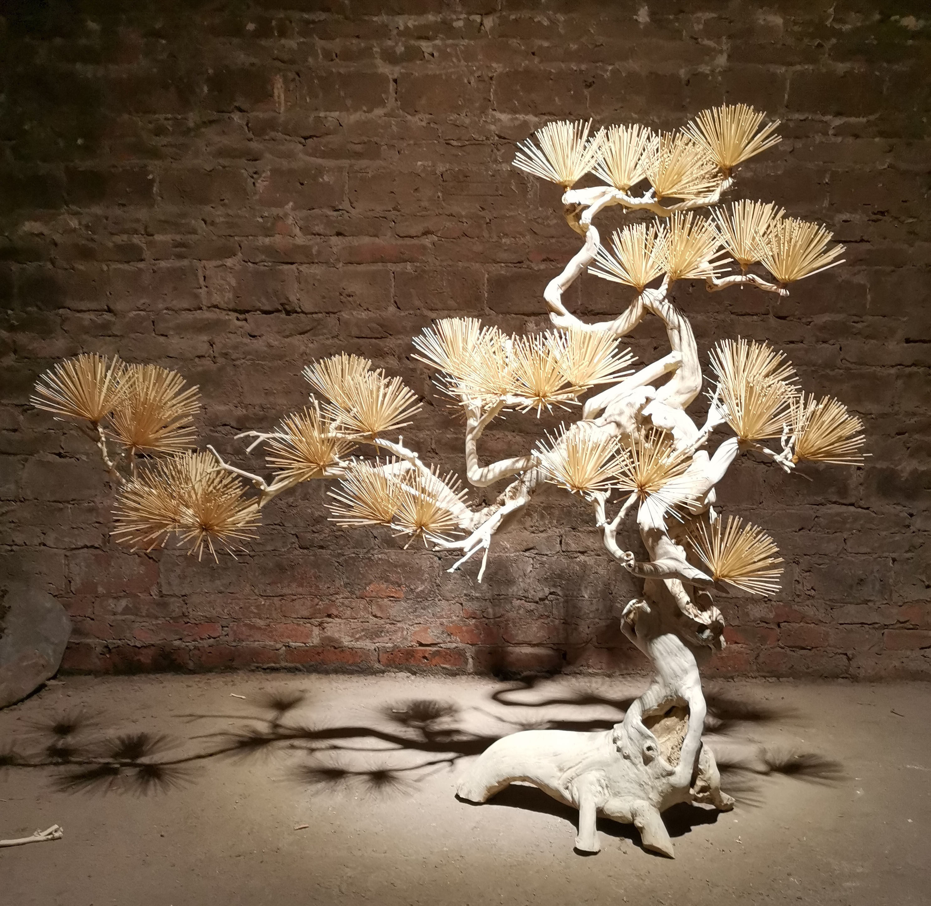 特价树枝雕_仿真迎客松摆件 大型松树造型树装饰树盆景树枝实木雕刻造