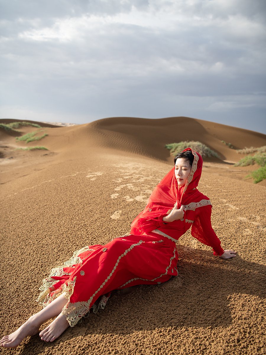 理想三旬旅行女装秋装新款红色西域民族风重工小众套装半身裙