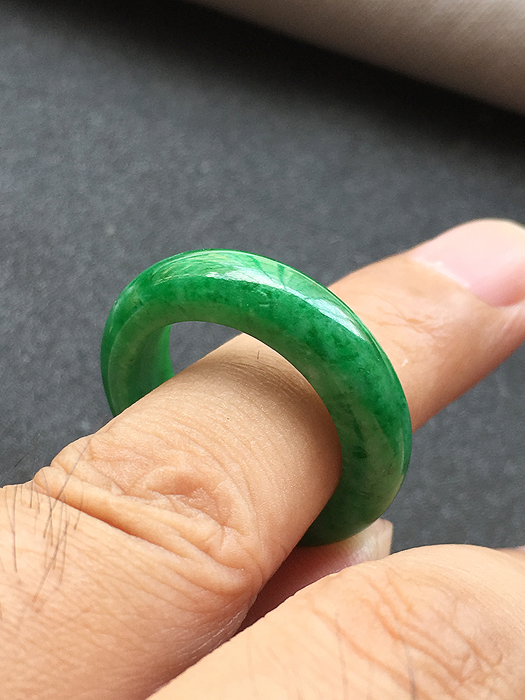 翡翠冰种翠绿色满绿指环戒圈高档戒18mma货老坑种高档冰翠绿色戒