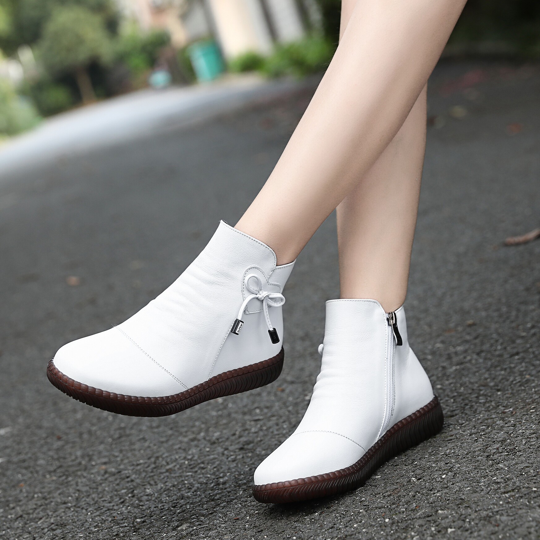 一折妈妈冬鞋子 保暖 加绒 平跟_妈妈短靴真皮加绒冬天鞋子女棉鞋保暖