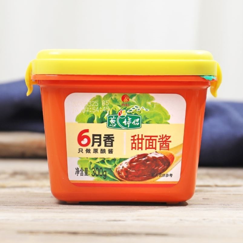 甜面酱沾黄瓜六月鲜甜面酱欣和葱伴侣6月香原酿酱大酱