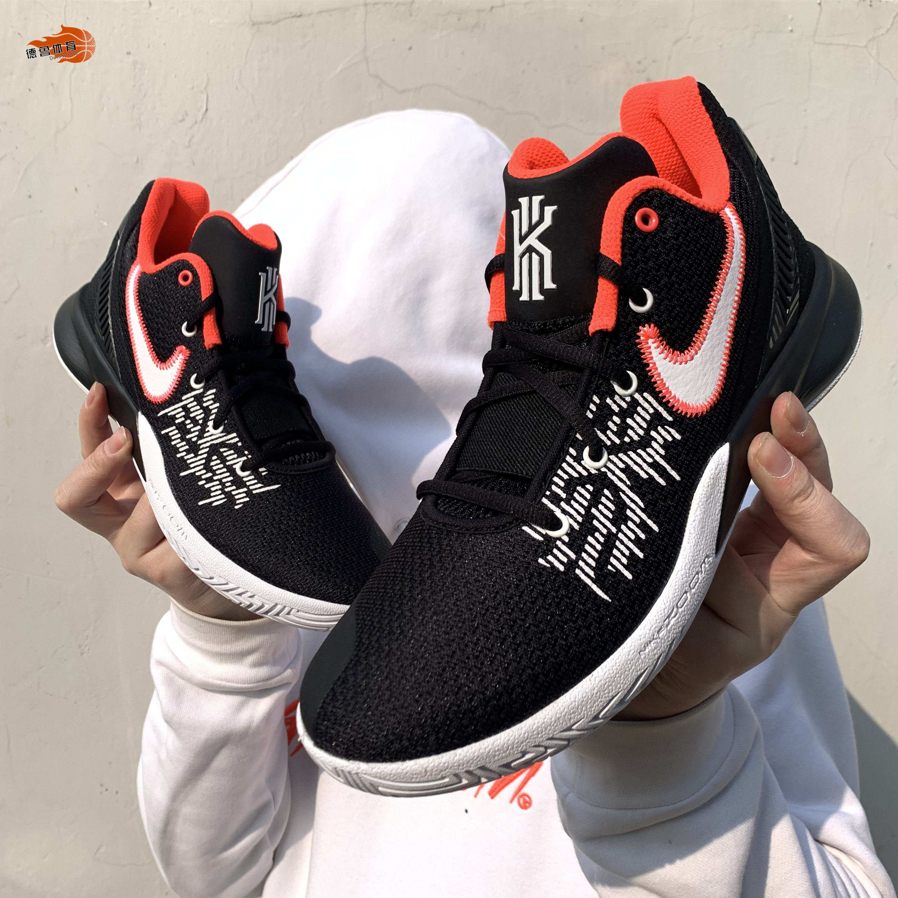 一折黑白鞋_耐克kyrie flytrap 2 欧文5简版黑白金黑红篮球鞋ao4438