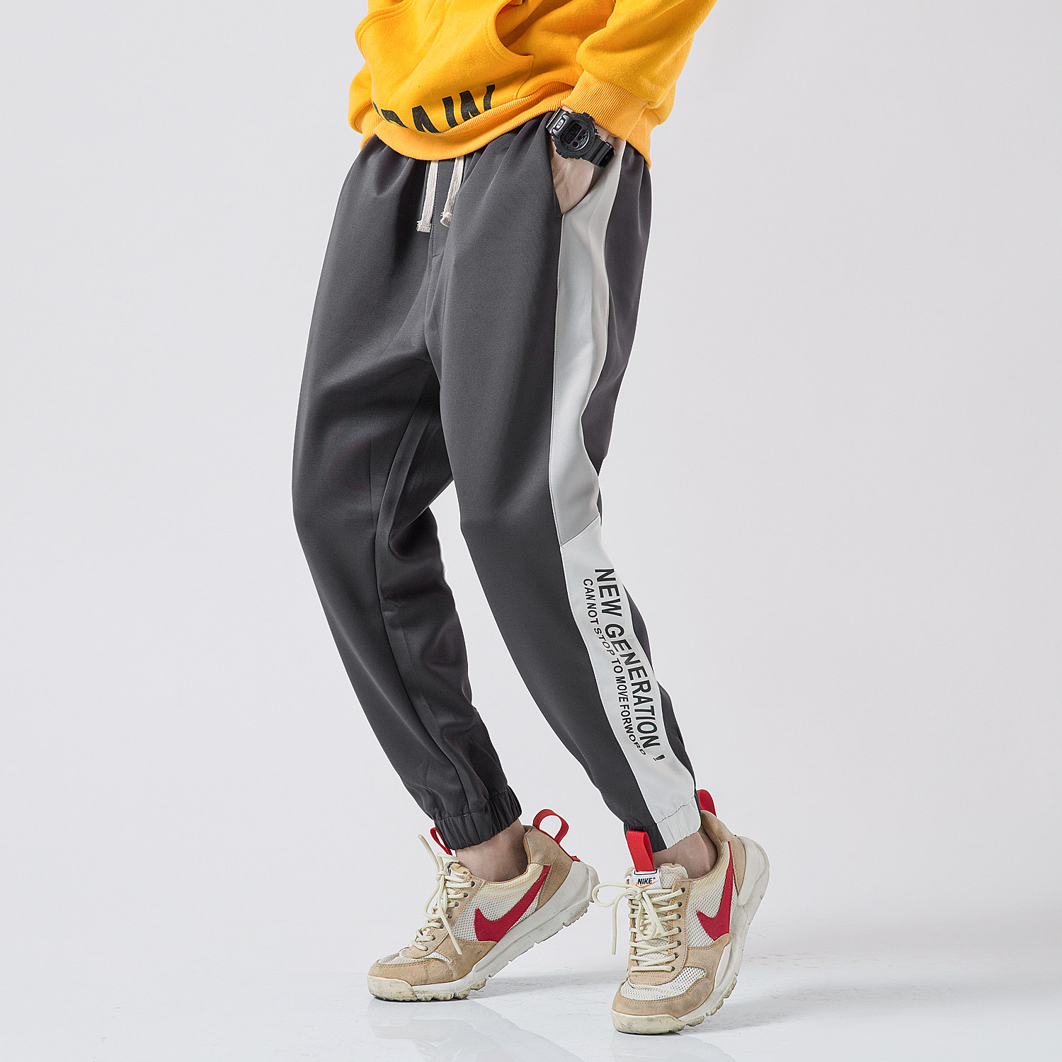 k028p75侧边撞色收口裤模特图