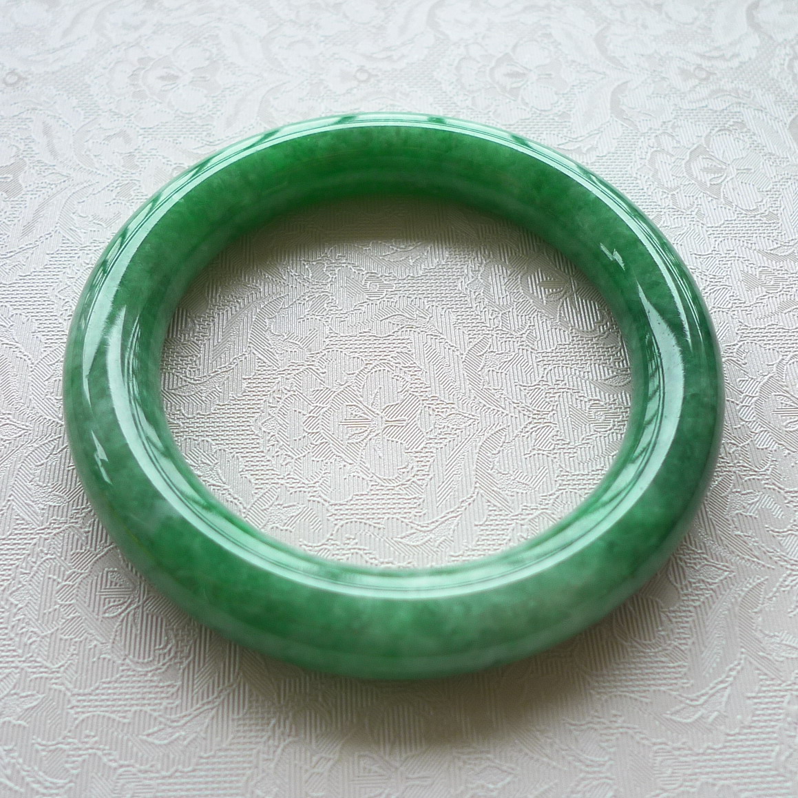 冰糯种翡翠a货豆绿圆条手镯 (圈口55.68mm) 63.55克