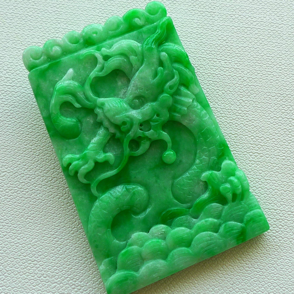 精雕满色飘阳绿翡翠a货龙牌吊坠 21.90克