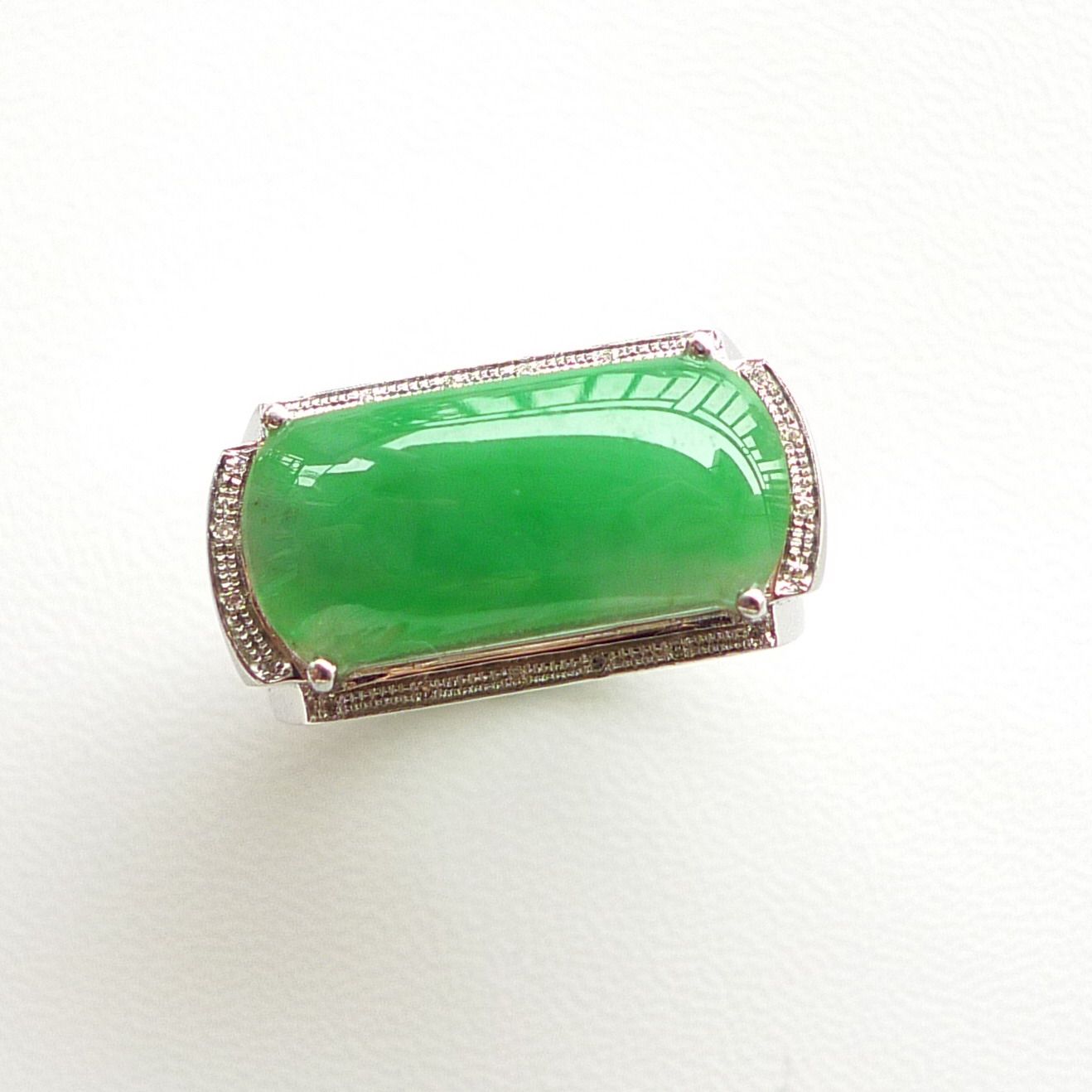 大气18k白金伴钻镶嵌天然翡翠a货马鞍大戒指(圈口19号)7.98克