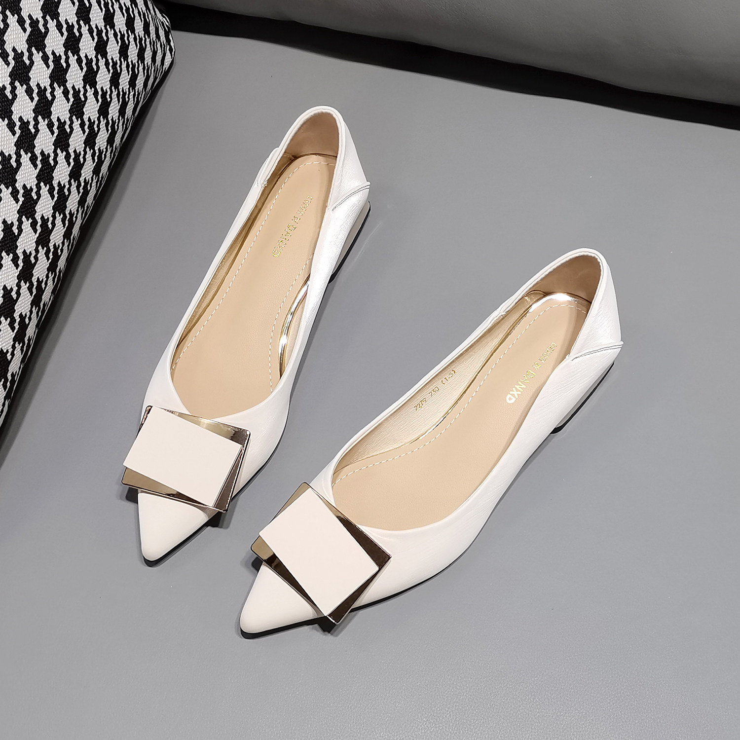 法式软皮方扣尖头白色低跟单鞋女平底2022新款春秋粗跟浅口女瓢鞋