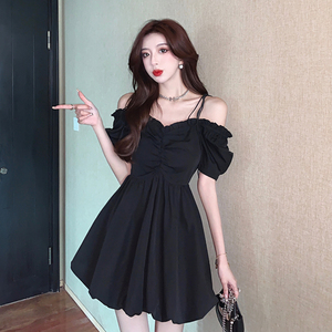 Off shoulder suspender， fluffy black skirt， fashionable waist closing， thin temperament