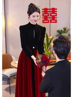 酒红色敬酒服新娘2024春季新款高级感长袖订婚晚礼服裙宴会主持人