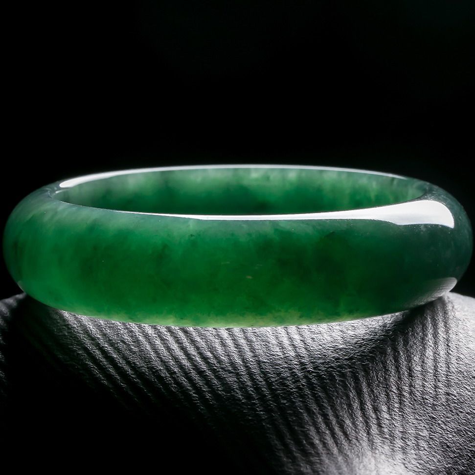 满色深绿a货翡翠圆口手镯67.76克 (内径54.8mm)