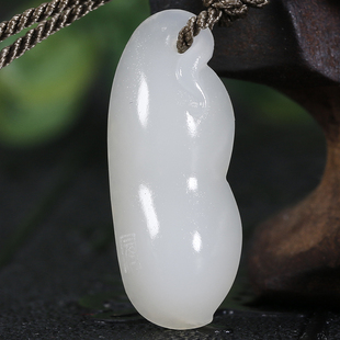 疆山玉器 陈冠君 新疆和田玉羊脂白玉籽料挂件福豆吊坠玉坠 3克