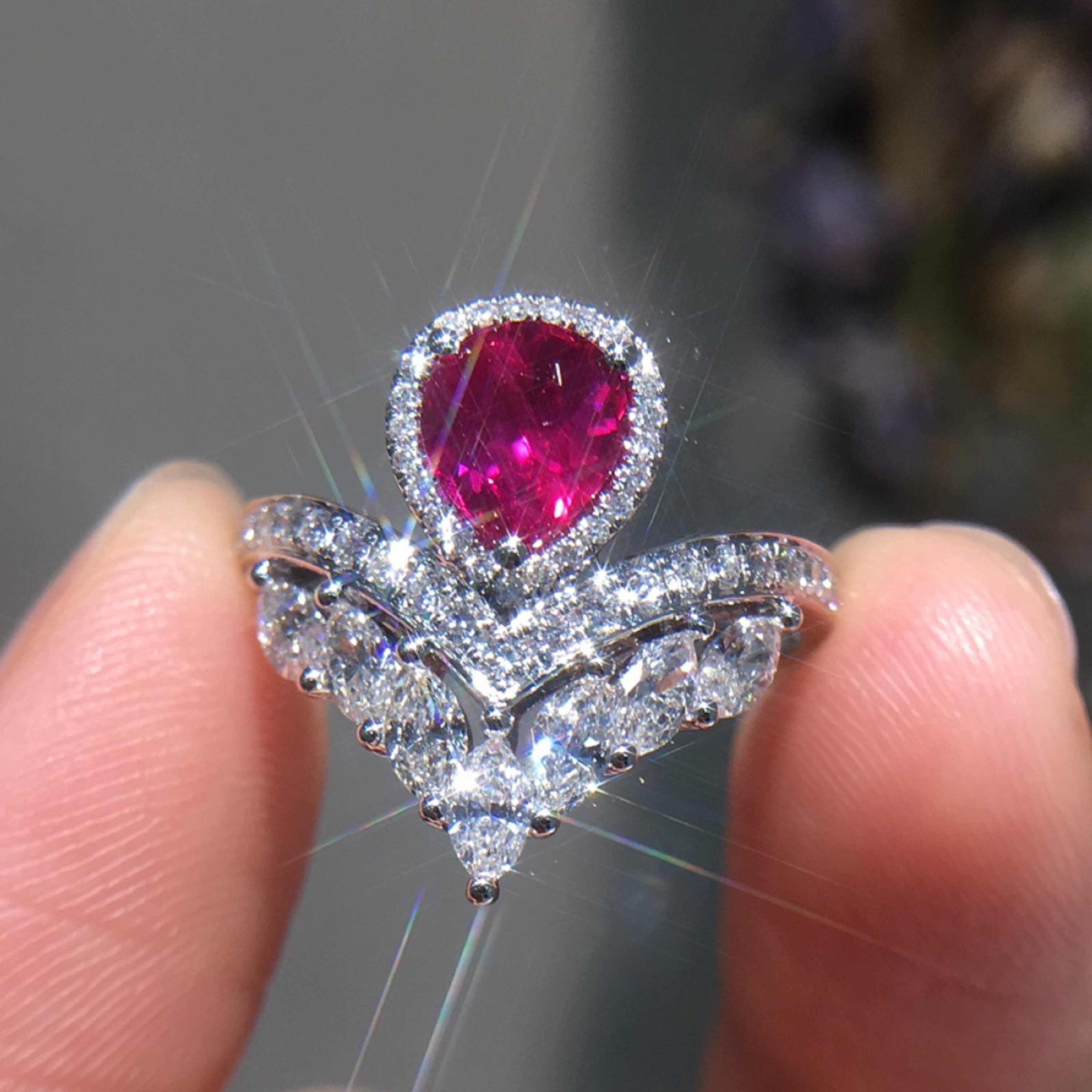 lobci/洛宝希天然红宝石18k白金围镶钻石梨形水滴戒指s162612