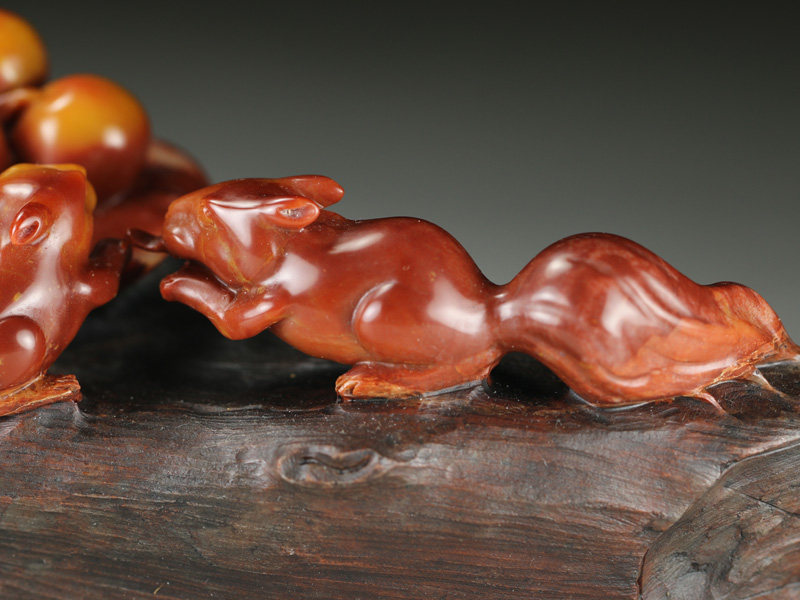 寿山老性巧色红黄芙蓉石 精雕相亲相爱松鼠大摆件