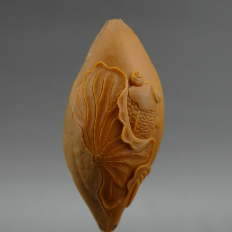 核雕名家李一作品《鱼跃荷塘》