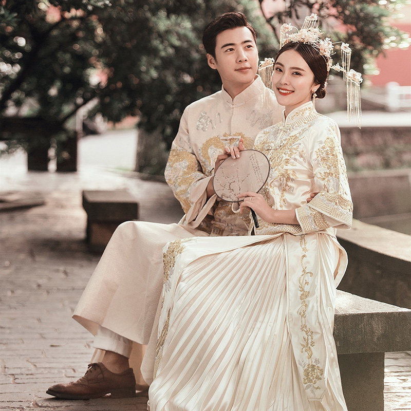 香槟色秀禾服男女套装绸缎中式新郎接亲服米白色秋冬婚纱照秀和服