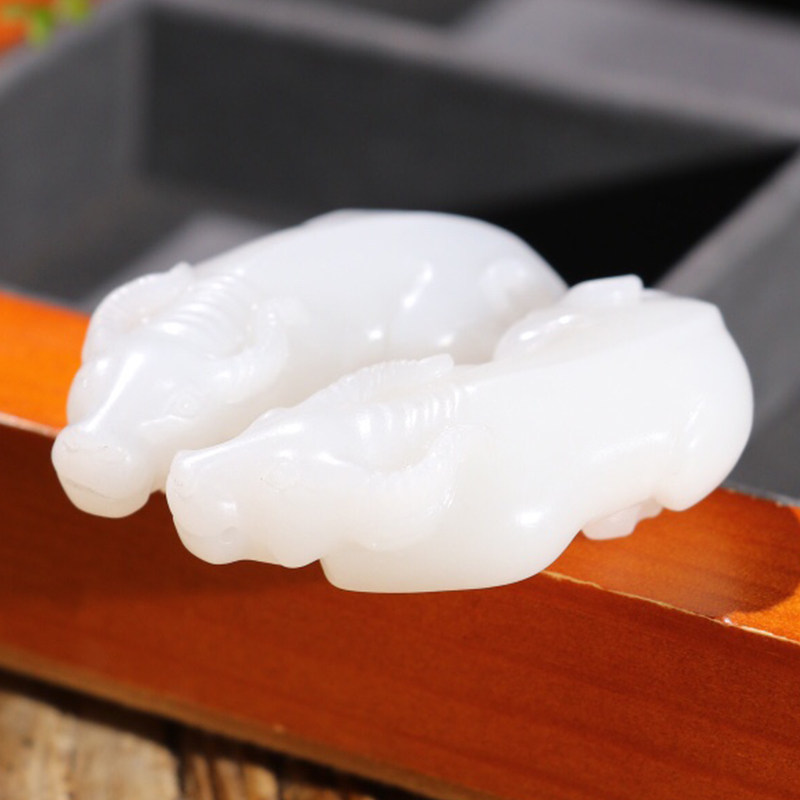 玉石生肖牛挂件天然新疆和田玉男士吊坠白玉女款项链情侣一对21g