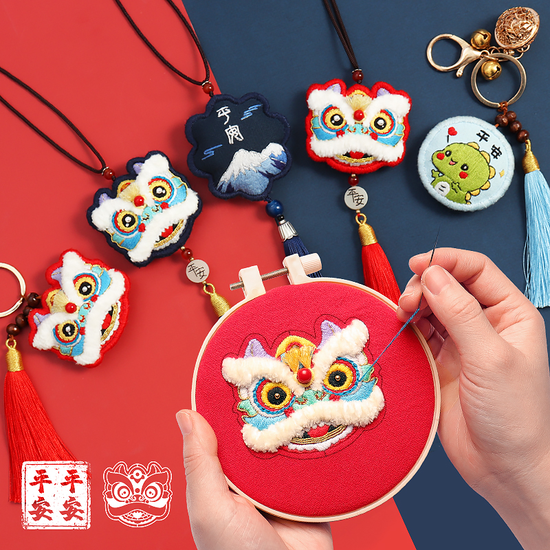 包包挂件背包挂饰小狮子挂件独角兽御守幸运符平安符手工刺绣diy|msdalam kategori Aksesori/Belt kulit/Hat/Muffler, Kasut dan beg/Aksesori tali pinggang, aksesori beg, beg loket - dari Buy2taobao.com untuk memberikan perkhidmatan ejen Taobao profesional membeli