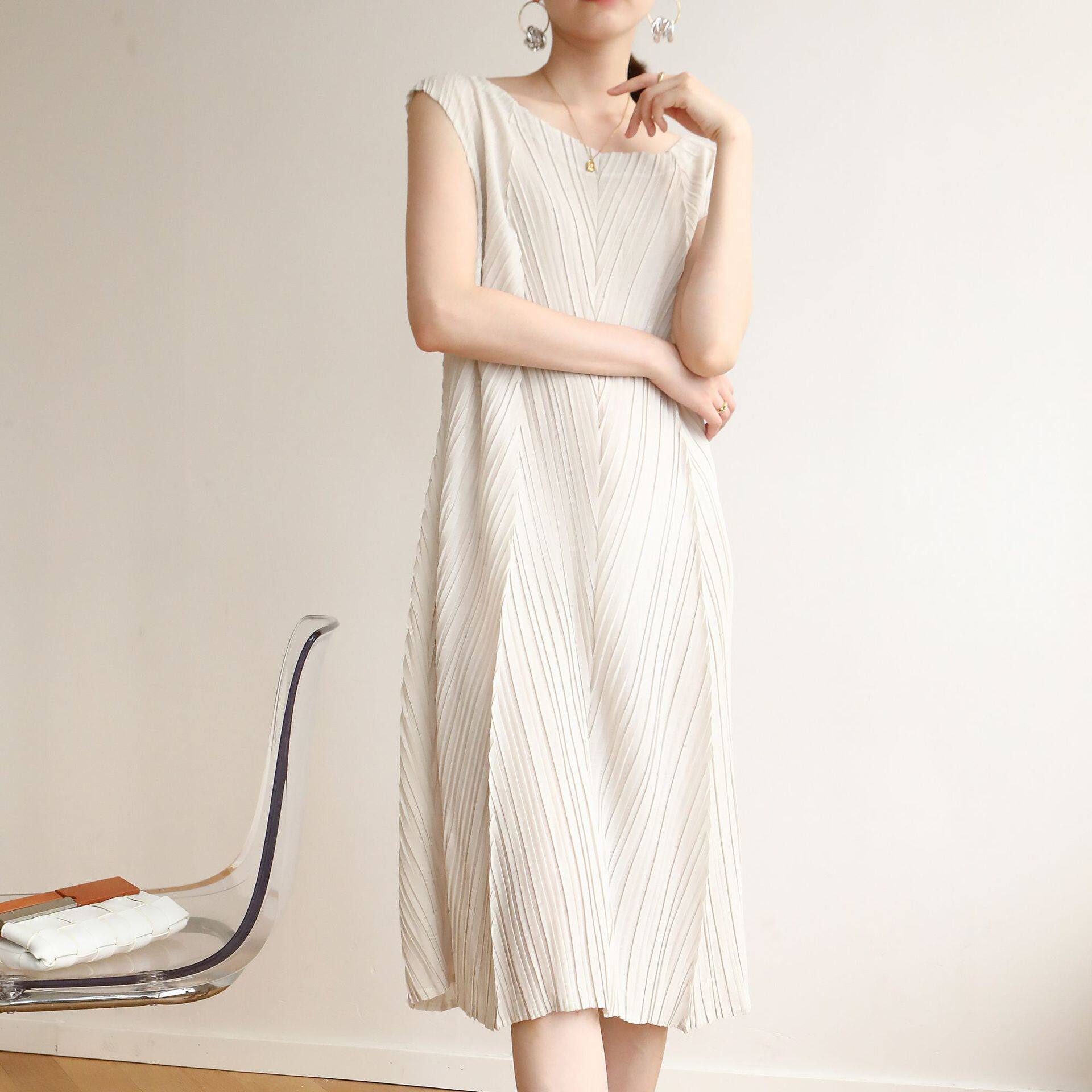 2021年夏季ins风三宅褶皱简约时尚连衣裙纯色显瘦洋装大码