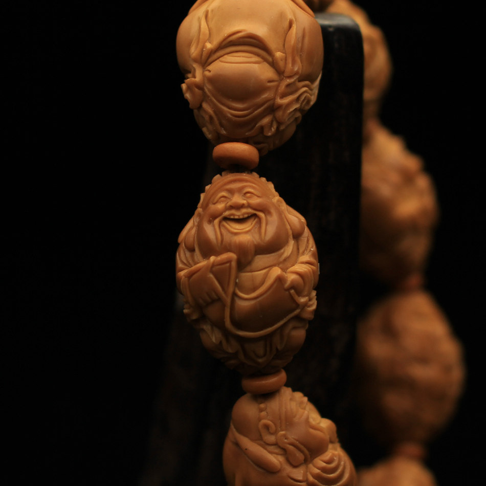 9*2.6cm苏工核雕《多宝财神》