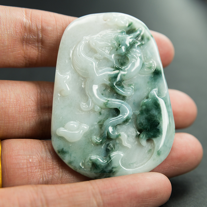 绝当 翡翠a货 瓷底飘蓝花 草龙挂件 重15.7338g 恒丰典当行