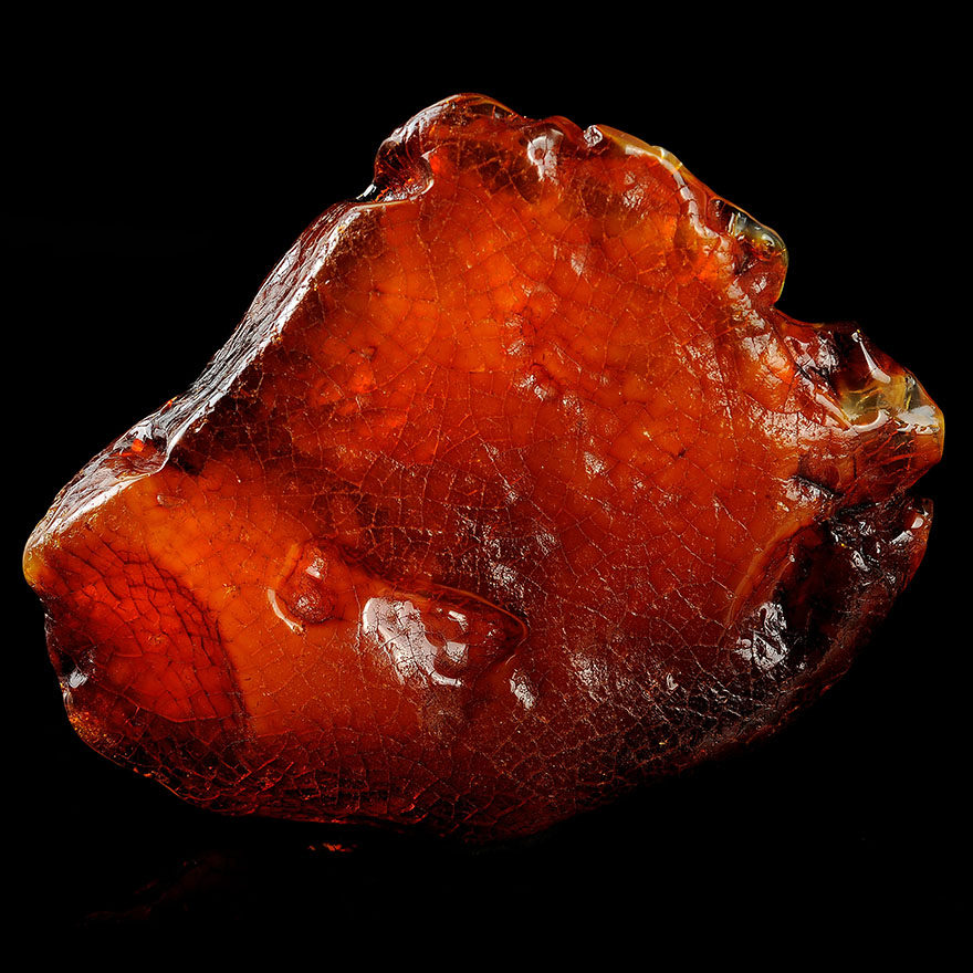 126.88克 苏工收藏精雕带皮金绞蜜蜜蜡弥勒佛摆件【强荧光】