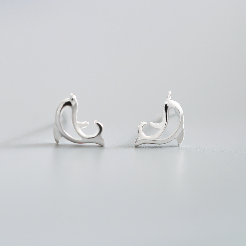 s925银海豚耳钉女几何简约小巧韩国学生个性睡觉不用摘的耳环养耳