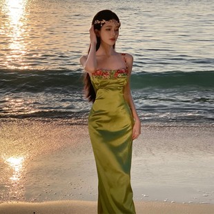 海边度假风绿色吊带连衣裙女夏刺绣花朵缎面高级感超仙包臀长裙子