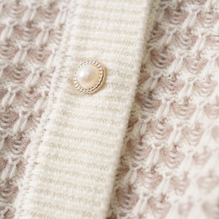 100%绵羊毛の2023年秋冬新款提花纹珍珠扣针织开衫修身毛衣外套女