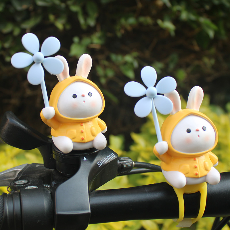 创意可爱雨衣兔子风车竹蜻蜓兔年电瓶自行车载电动摩托送闺蜜礼品