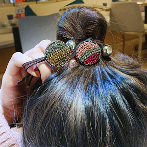 蝴蝶结扎头绳清新图片