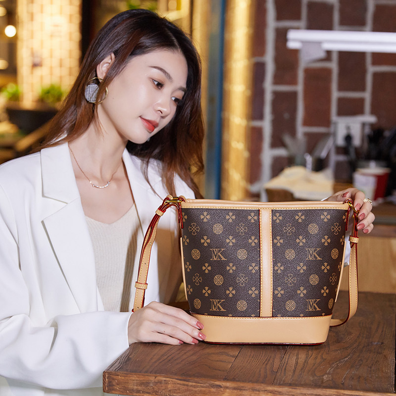 lvАfghi包包香港真皮包包2022新款潮时尚大容量水桶包女高级感洋