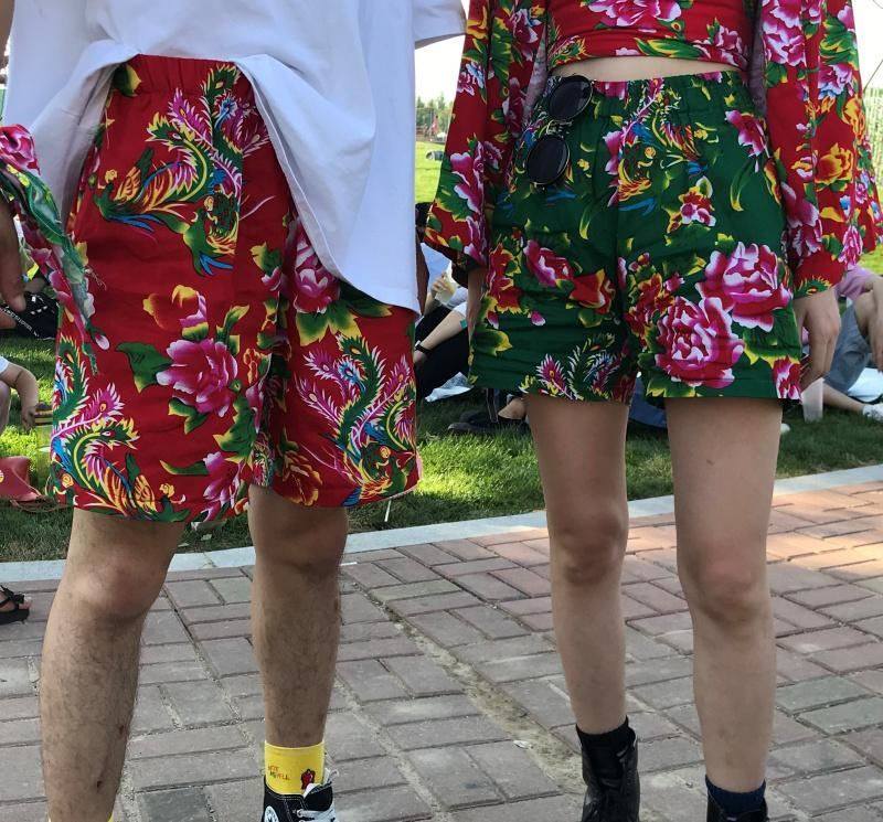 黑色搞笑音乐节二手玫瑰个性薄款抖音花裤衩男装黑牡丹花裤子粉色