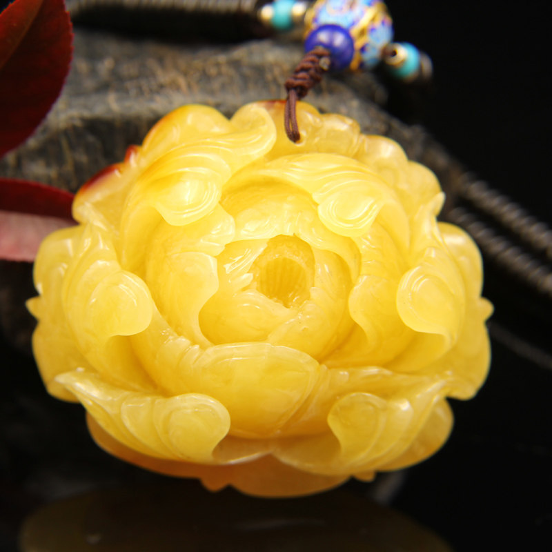 107.13克 (含链)天然鸡油黄牡丹花蜜蜡挂件