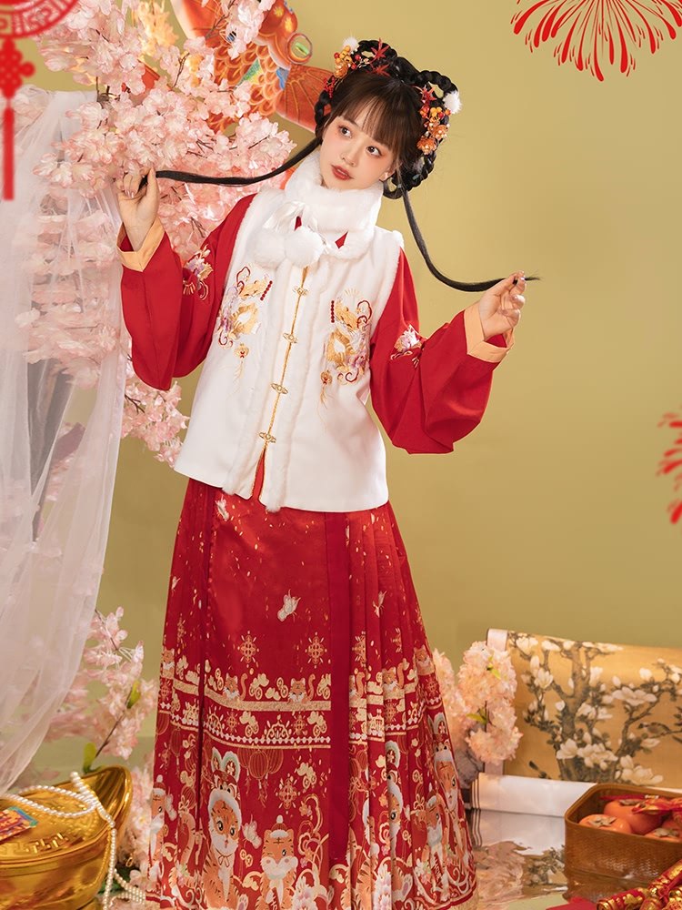 幽吧萌虎下山原创明制拜年汉服女方领加绒比甲马面裙秋冬过年套装