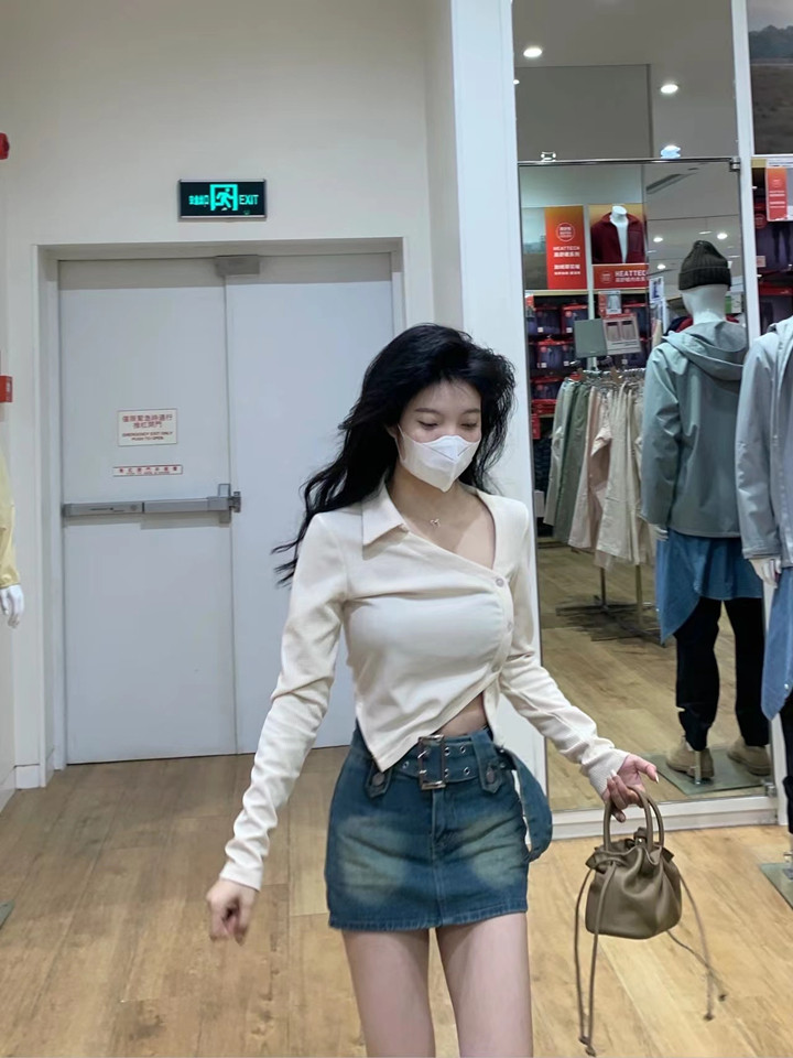 2022春装盐系穿搭炸街轻熟风港味高级感辣妹纯欲上衣短裙两件套装