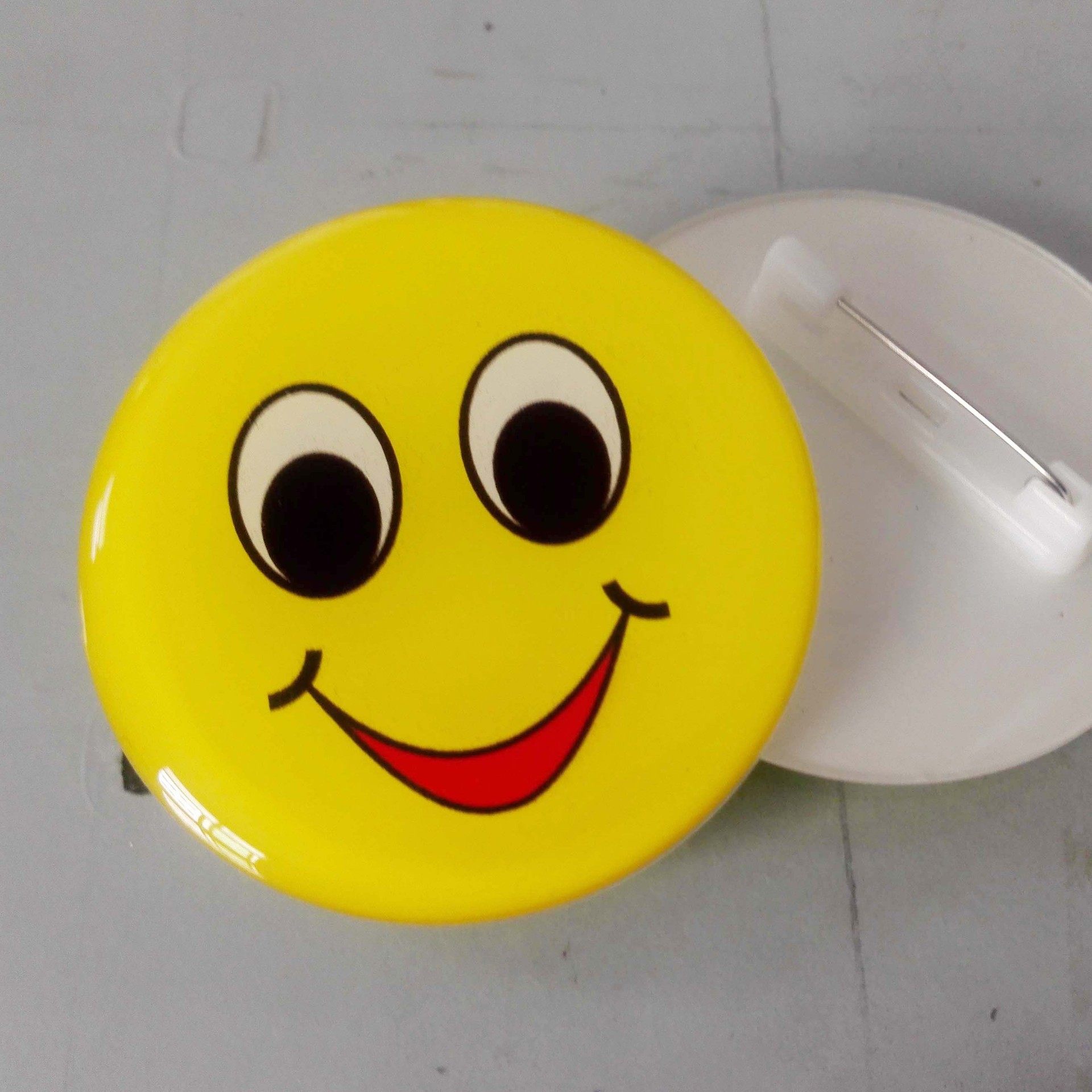 热销双色板雕刻胸牌_笑脸胸牌定做丝印酒店r物业工号牌水晶滴胶雕刻双