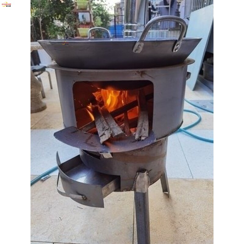 用柴火烧饭的灶室外柴火灶农家活动灶台家用烧木材烧火的炉子煲汤