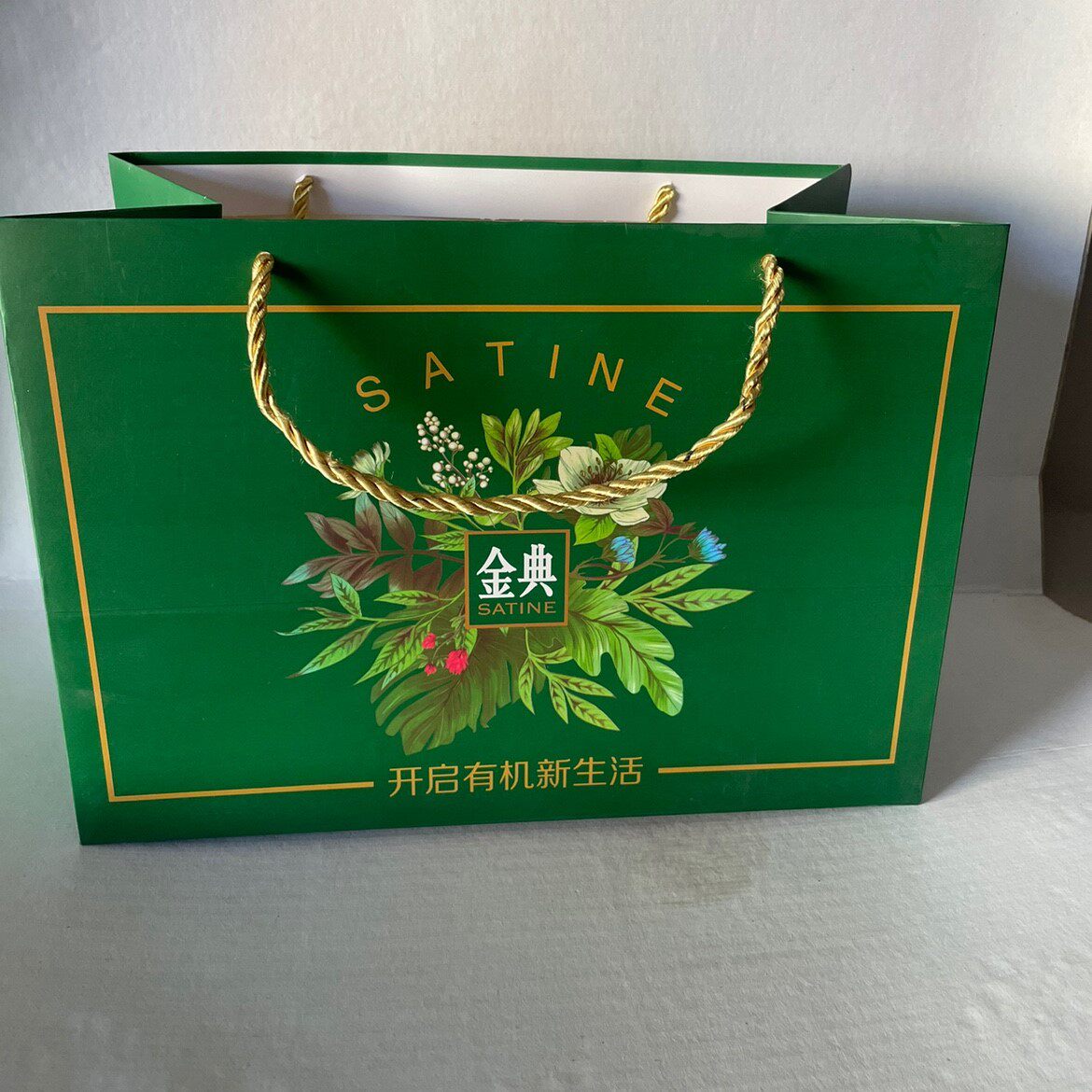 热卖销售伊利金典纯牛奶12盒装新包装纸袋单提一提手提纸袋