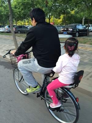 自行车后置单车折叠儿童座椅安全座椅带后置男女小孩脚踏坐椅后座