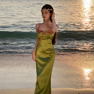 2024新款绿色连衣裙女刺绣花朵度假风海边缎面气质高级感吊带裙夏
